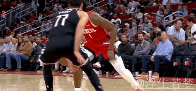 伊森带球冲击篮筐 命中上篮并造成犯规